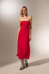 Vestido midi strapless de corte ajustado al cuerpo, confeccionado en tela de poliéster con cierre posterior.