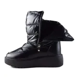 Bota casual negra de caña media con plataforma y taco corrido.