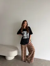 Remera blanca de algodón con estampa frontal dividida en cuatro paneles con fotos de un perro galgo.