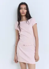 Vestido corto de corte recto y entallado, color rosado, con cuello barco, mangas cortas y detalle de cinturón decorativo en la cintura.