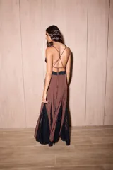 Vestido largo negro con estampado de lunares blancos, confeccionado en jersey con lurex y encaje. Presenta escote en V profundo, tirantes finos y detalles de encaje en el pecho y el ruedo.
