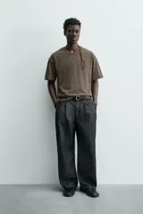 Camiseta color arena de algodón compacto, corte recto, cuello redondo y mangas cortas.