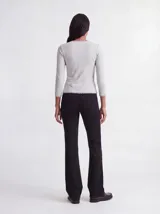 Jean bootcut de tiro bajo con diseño de cinco bolsillos, presillas para cinto y cierre frontal con botón y cremallera. Confeccionado en mezcla de algodón, poliéster reciclado y elastano.