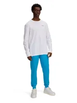 Pantalón de jogging Under Armour para hombre, color celeste, de corte ajustado, con cintura elástica y bolsillos laterales con cierre. Presenta el logo de la marca estampado en la pierna izquierda.