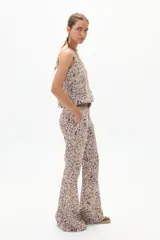 Top de lino con estampado floral en tonos marrones y blancos, escote cuadrado, breteles anchos y botones forrados en la espalda.