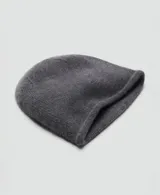 Gorro tipo beanie de punto, confeccionado en 100% cachemira, con diseño minimalista y borde enrollado.
