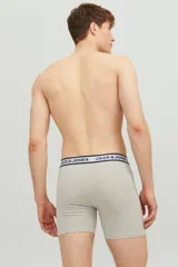 Pack de tres boxers ajustados de color gris claro, con cintura elástica en azul marino y logo de la marca en blanco. Fabricados en jersey ligero y elástico.