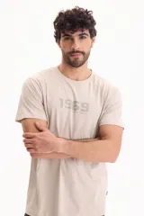 Remera regular fit de manga corta color beige, con cuello redondo y estampado frontal con el número 1969.