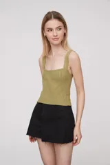 Top color verde oliva de tejido de punto acanalado, con breteles anchos y escote cuadrado.