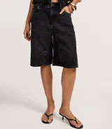 Bermuda jorts de jeans con trabillas en la cintura, cierre tradicional, bolsillos y recortes.