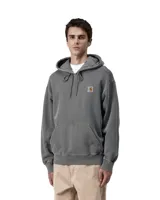 Sudadera con capucha Carhartt WIP modelo Hooded Vista Sweat, color gris oscuro con efecto lavado/desgastado. Presenta un bolsillo canguro frontal y un parche cuadrado con el logo de la marca en el pecho. La capucha tiene cordones ajustables y el interior de la misma parece tener un acolchado.