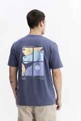 Remera de manga corta color azul oscuro, con escote redondo y estampado artístico abstracto en la espalda en tonos amarillo, celeste y violeta.