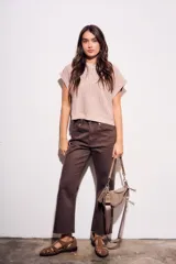 Pantalón de jean marrón de corte flare con terminación desflecada.