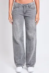 Jean gris de tiro bajo y pierna recta.