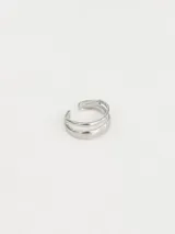 Anillo plateado de diseño abierto y ajustable con múltiples bandas finas paralelas.