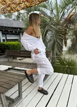 Zueco tipo mocasín marca Amén, confeccionado en cuero con acabado desgastado y costuras visibles en el borde. Presenta una plantilla ergonómica y diseño abierto en el talón.