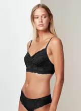 Soutien bralette de encaje floral color lila y micro tul, marca Montelle. Abrocha detrás en tres posiciones.