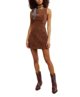 Mini vestido marrón de gamuza sintética, corte recto, cuello alto y sin mangas.