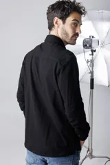 Camisa de hombre color azul marino, de piqué con cuello abotonado y manga larga.