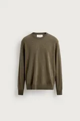 Jersey regular fit de punto tejido en hilatura de cashmere, color verde militar. Presenta cuello redondo, manga larga y acabados en rib. Pertenece a la colección especial Origins.