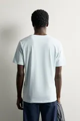 Camiseta slim fit de manga corta y cuello redondo en color gris.