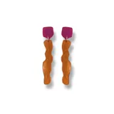 Par de aros colgantes con base cuadrada rosa y pieza colgante ondulada roja.