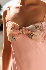 Vestido largo de fiesta color rosado, con tirantes finos, escote recto y detalle de bordado de lentejuelas en el pecho. Incluye una estola liviana a juego en el mismo tono.