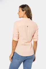 Camisa de lino color verde menta, de manga larga con botones personalizados, cuello camisero, dos bolsillos frontales en el pecho y presilla en la manga.