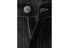 Jeans de denim negro de tiro medio, con bolsillos laterales y traseros, y diseño de pernera recta.