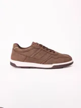 Championes urbanos de estilo casual, confeccionados en cuero sintético color azul, con cordones al tono y suela de goma blanca con base gris.