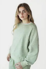 Buzo color marrón con corte suelto y cuello redondo.