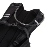 Mochila New Balance negra de 15 litros con funda interior para bolsa de hidratación.