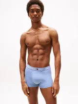 Pack de tres calzoncillos tipo trunk de algodón elástico, con cintura elástica personalizada con el logo de la marca. Incluye tres colores distintos: azul claro, tostado y azul marino.