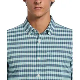 Camisa de manga larga con patrón de cuadros pequeños en tonos azul y celeste. Confeccionada en chambray con stretch, de calce regular y puños con botón.