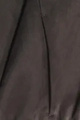 Campera bomber color beige, de cuello redondo y manga larga. Tiene bolsillos delanteros y bajo acabado en elástico. Cierre frontal con cremallera.