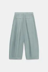 Pantalón barrel negro confeccionado en 100% lino, con tiro medio y cintura elástica fruncida. Cuenta con bolsillos laterales y falsos bolsillos de vivo en la espalda, de corte amplio y holgado.