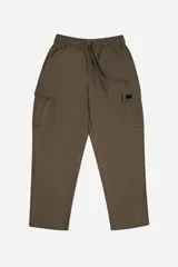 Pantalón cargo color verde militar, de felpa sin frisa, con cintura elastizada y cordones. Presenta bolsillos cargo laterales y dos bolsillos traseros.