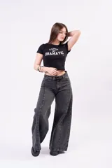 Remera baby tee celeste con estampa frontal en tono azul marino con la leyenda "A little bit dramatic".