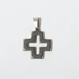Dije plateado con forma de cruz calada.