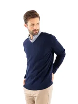 Sweater de punto con escote en V y mangas largas, confeccionado en una mezcla de algodón, nylon y spandex. Presenta un diseño clásico de corte recto con puños y ruedo acanalados.