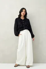 Pantalón blanco a rayas verticales, de corte wide leg y tiro alto.