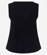 Blusa sin mangas de color blanco confeccionada en tejido punto roma. Presenta un diseño peplum alargado con breteles anchos y volados en el ruedo. Marca Blue Steel.