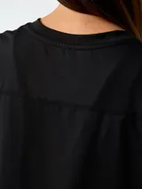 Remera deportiva de manga corta y cuello en V, confeccionada con tejido transpirable de secado rápido. Presenta un diseño cómodo y ergonómico, ideal para entrenamientos.