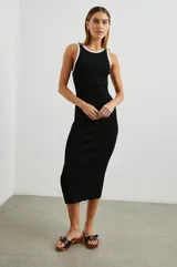 Vestido midi negro de tejido de punto acanalado, corte ajustado y sin mangas con ribete blanco en cuello y sisas.