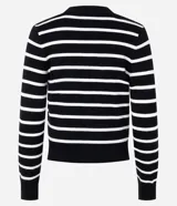 Cardigan corto de punto con diseño a rayas horizontales en blanco y negro. Presenta cuello en V, cierre frontal con botones y mangas largas.