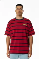 Remera de jersey liviano 100% algodón premium, a rayas horizontales rojas y azul marino con logo Vernal en verde ácido.