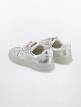 Zapatillas bajas de cuero color marrón con detalles en beige y suela color caramelo.