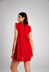 Vestido corto bordó con calados, escote en V y mangas cortas con volados.