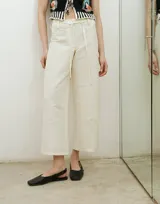 Pantalón barrel de tafeta, con diseño holgado y tiro medio, con lazo ajustable en la cintura y cierre frontal.