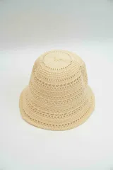 Sombrero tipo bucket tejido en crochet con diseño calado, color beige.